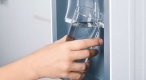Fontaines à eau dans les lieux publics : seuls 9 % des établissements respectent parfaitement la loi